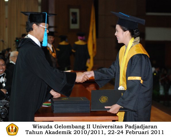 wisuda-sastra-s2-s3-d3-oleh-dekan-146