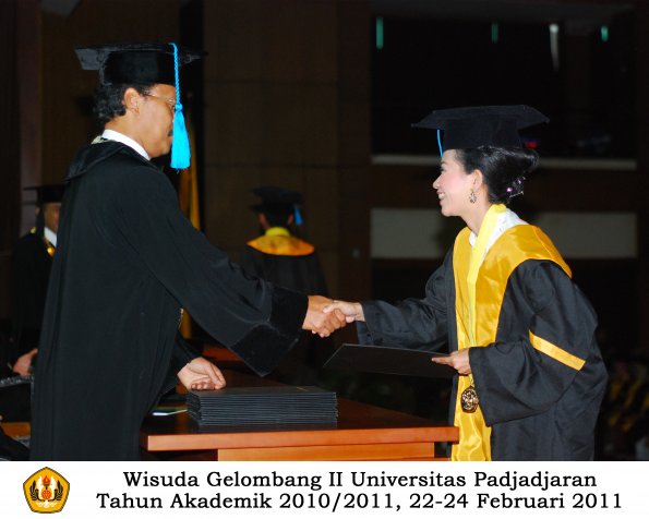 wisuda-sastra-s2-s3-d3-oleh-dekan-147