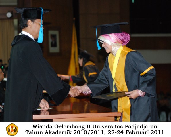 wisuda-sastra-s2-s3-d3-oleh-dekan-148