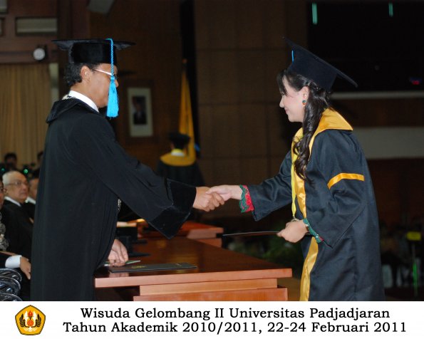 wisuda-sastra-s2-s3-d3-oleh-dekan-150