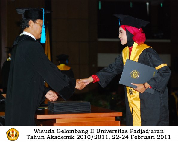 wisuda-sastra-s2-s3-d3-oleh-dekan-151