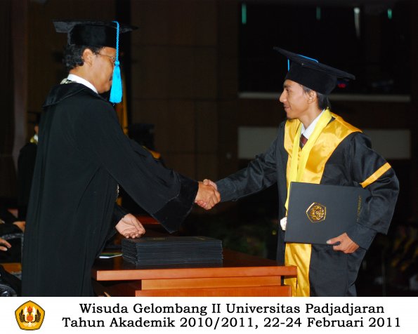 wisuda-sastra-s2-s3-d3-oleh-dekan-153