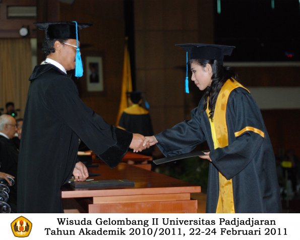 wisuda-sastra-s2-s3-d3-oleh-dekan-154