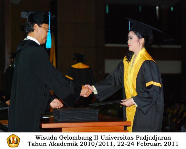 wisuda-sastra-s2-s3-d3-oleh-dekan-155