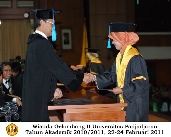 wisuda-sastra-s2-s3-d3-oleh-dekan-158