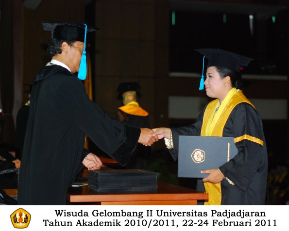 wisuda-sastra-s2-s3-d3-oleh-dekan-159