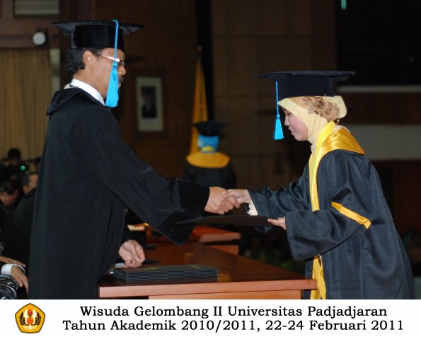 wisuda-sastra-s2-s3-d3-oleh-dekan-160