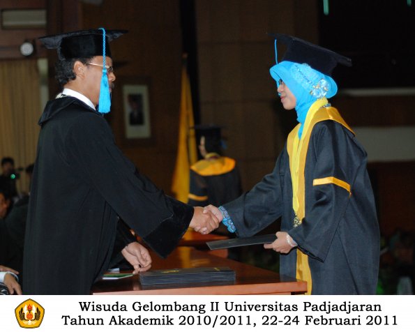 wisuda-sastra-s2-s3-d3-oleh-dekan-162