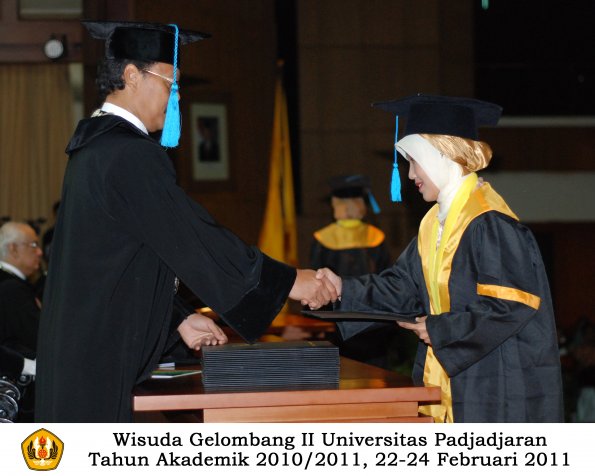 wisuda-sastra-s2-s3-d3-oleh-dekan-166