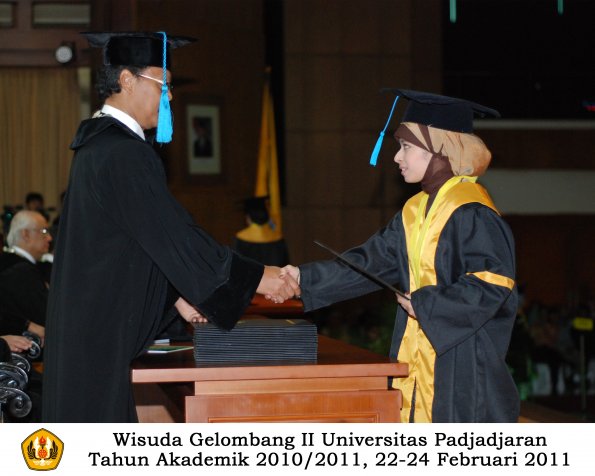 wisuda-sastra-s2-s3-d3-oleh-dekan-168