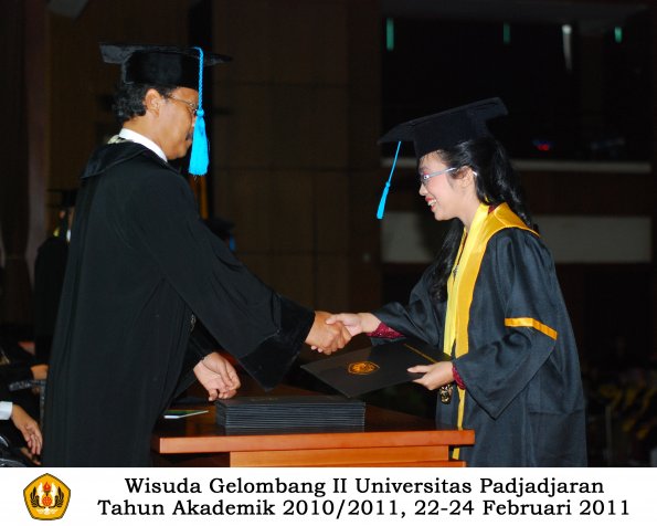 wisuda-sastra-s2-s3-d3-oleh-dekan-169