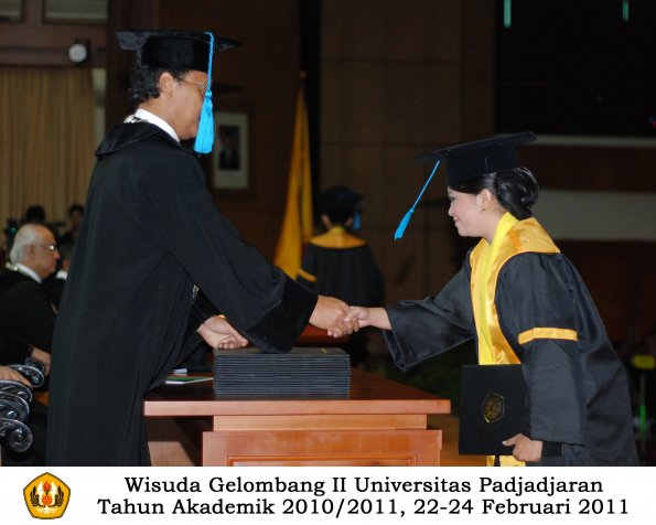 wisuda-sastra-s2-s3-d3-oleh-dekan-170