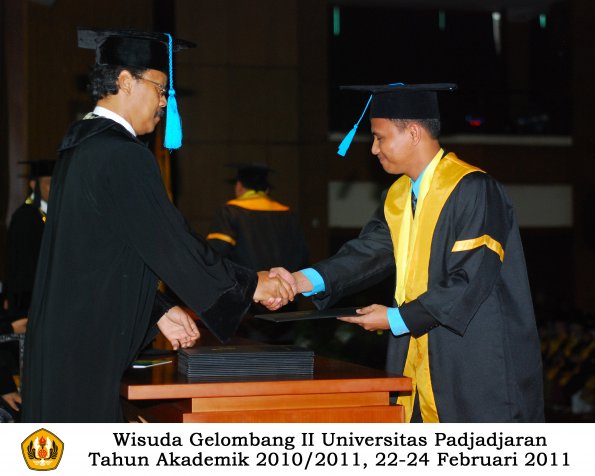 wisuda-sastra-s2-s3-d3-oleh-dekan-171