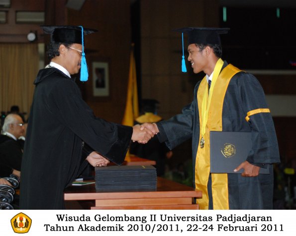 wisuda-sastra-s2-s3-d3-oleh-dekan-176