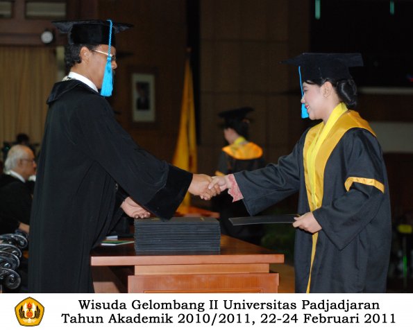 wisuda-sastra-s2-s3-d3-oleh-dekan-178