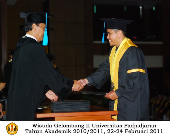 wisuda-sastra-s2-s3-d3-oleh-dekan-179