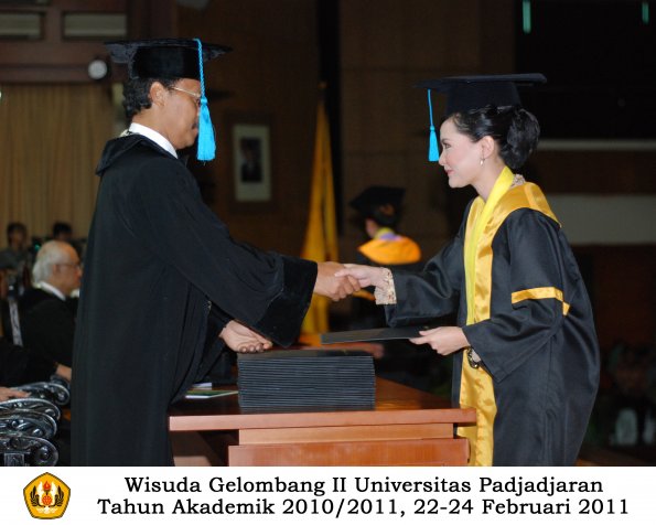 wisuda-sastra-s2-s3-d3-oleh-dekan-180