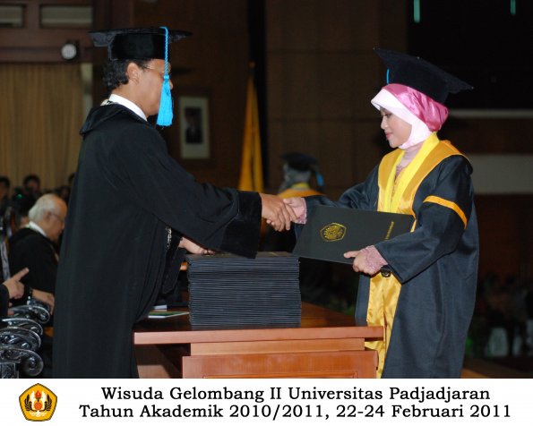 wisuda-sastra-s2-s3-d3-oleh-dekan-195