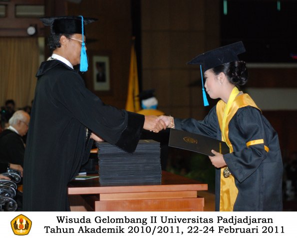 wisuda-sastra-s2-s3-d3-oleh-dekan-201