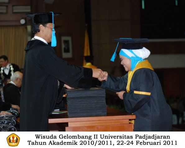 wisuda-sastra-s2-s3-d3-oleh-dekan-203