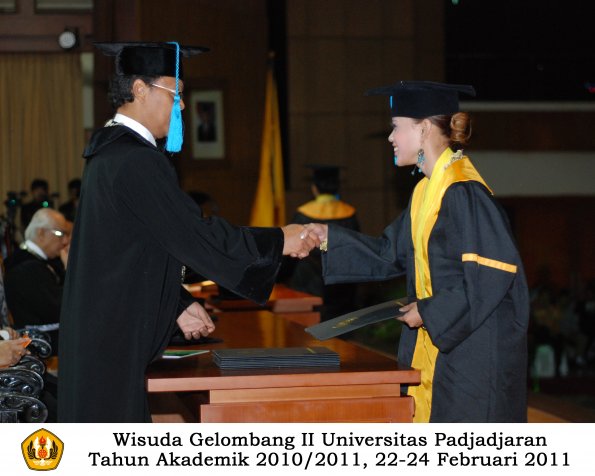 wisuda-sastra-s2-s3-d3-oleh-dekan-213