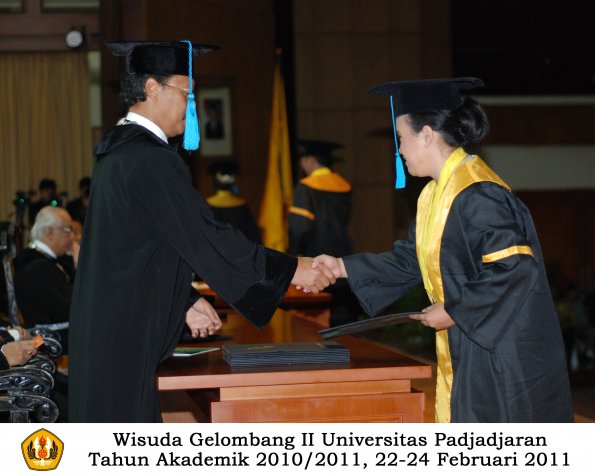 wisuda-sastra-s2-s3-d3-oleh-dekan-215