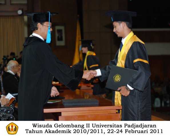 wisuda-sastra-s2-s3-d3-oleh-dekan-217