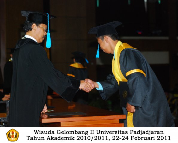 wisuda-sastra-s2-s3-d3-oleh-dekan-218