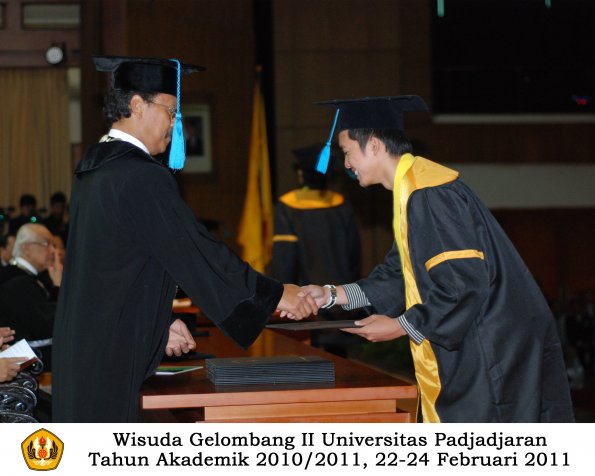 wisuda-sastra-s2-s3-d3-oleh-dekan-221