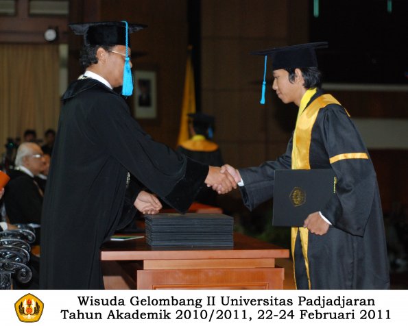 wisuda-sastra-s2-s3-d3-oleh-dekan-228