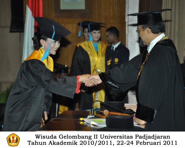 wisuda-sastra-s2-s3-d3-oleh-rektor-012