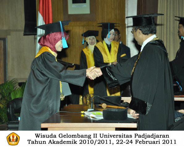 wisuda-sastra-s2-s3-d3-oleh-rektor-013