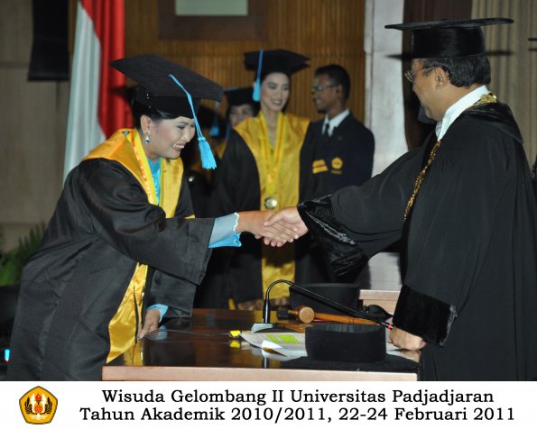 wisuda-sastra-s2-s3-d3-oleh-rektor-014