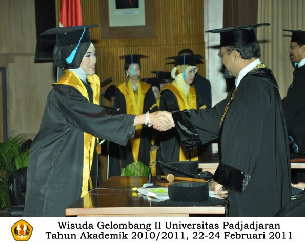 wisuda-sastra-s2-s3-d3-oleh-rektor-015