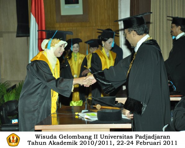 wisuda-sastra-s2-s3-d3-oleh-rektor-017