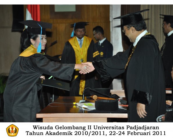 wisuda-sastra-s2-s3-d3-oleh-rektor-018