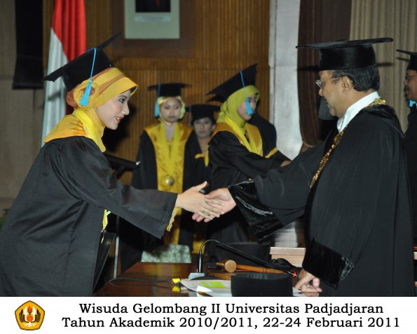 wisuda-sastra-s2-s3-d3-oleh-rektor-022