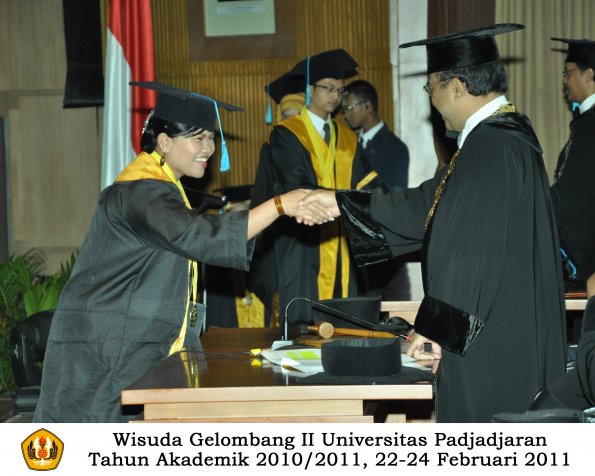 wisuda-sastra-s2-s3-d3-oleh-rektor-023