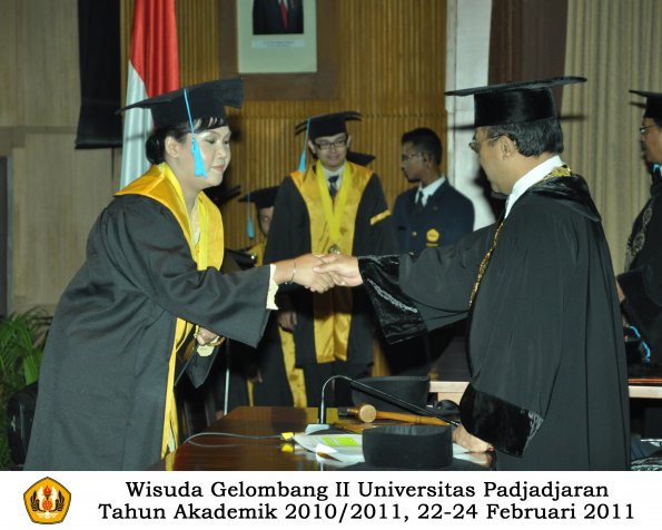 wisuda-sastra-s2-s3-d3-oleh-rektor-027