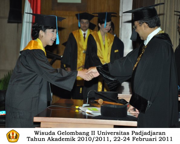 wisuda-sastra-s2-s3-d3-oleh-rektor-028