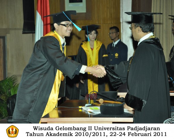 wisuda-sastra-s2-s3-d3-oleh-rektor-029