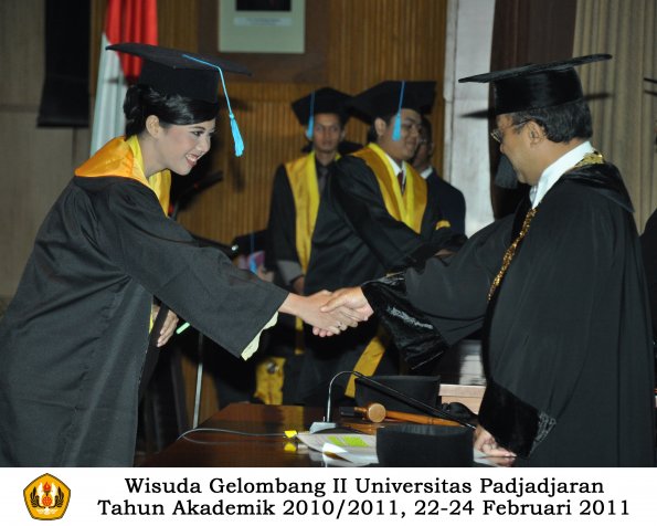 wisuda-sastra-s2-s3-d3-oleh-rektor-030