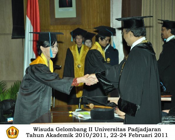 wisuda-sastra-s2-s3-d3-oleh-rektor-031