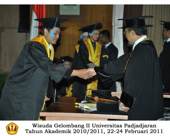 wisuda-sastra-s2-s3-d3-oleh-rektor-032