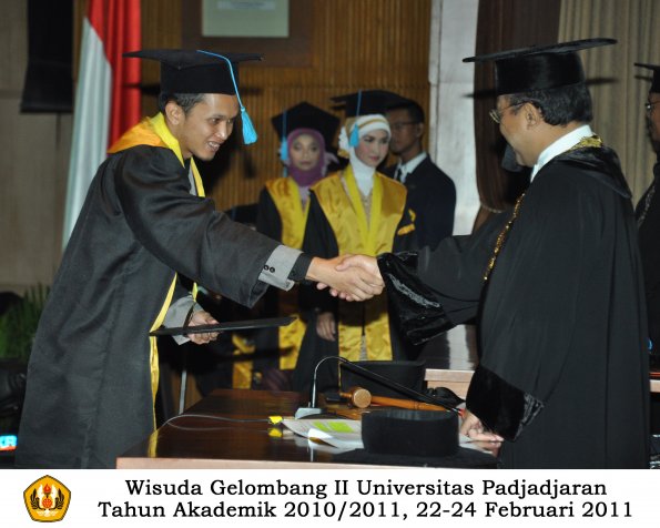 wisuda-sastra-s2-s3-d3-oleh-rektor-034