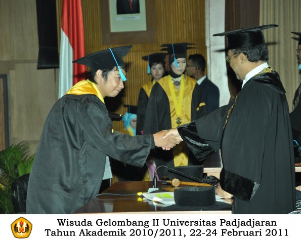 wisuda-sastra-s2-s3-d3-oleh-rektor-035