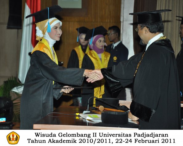 wisuda-sastra-s2-s3-d3-oleh-rektor-036