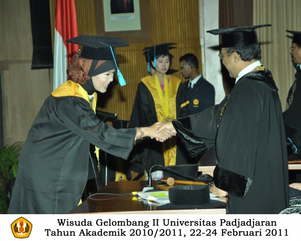 wisuda-sastra-s2-s3-d3-oleh-rektor-037