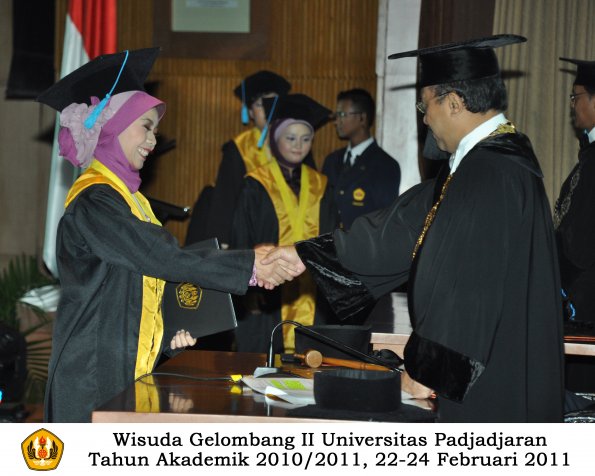 wisuda-sastra-s2-s3-d3-oleh-rektor-038