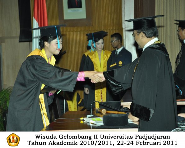 wisuda-sastra-s2-s3-d3-oleh-rektor-039